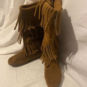 Size 9 fringe boots thick. Perfect for fall weather.